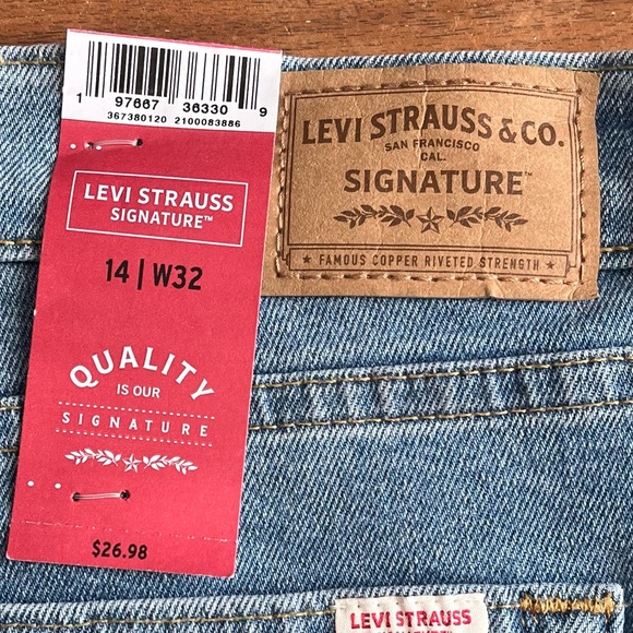 Levi's Relaxed Mid-Rise Boyfriend Jeans in Light Blue Denim NWT Women’s size 14 - Picture 2 of 5